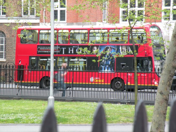  autobus rouge avec publicité